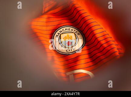 Dieses legendäre Trikot in Orange und Schwarz ist ein Synonym für Leidenschaft und Präzision. Stockfoto