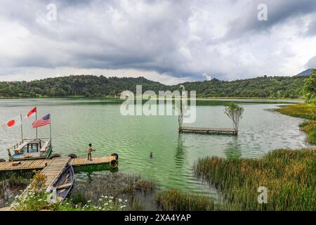 Bogenfischen am Dock am wechselnden Lake Linow, einer beliebten vulkanischen Attraktion und geothermischen Zentrum südlich von Tomohon City, Lake Linow, Tomohon, Nor Stockfoto