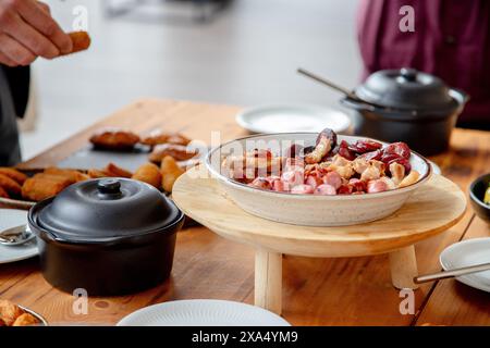 Gäste genießen ein Buffet-Menü, das sich aus einer Vielzahl von Gerichten einschließlich Vorspeisen und Snacks serviert Stockfoto