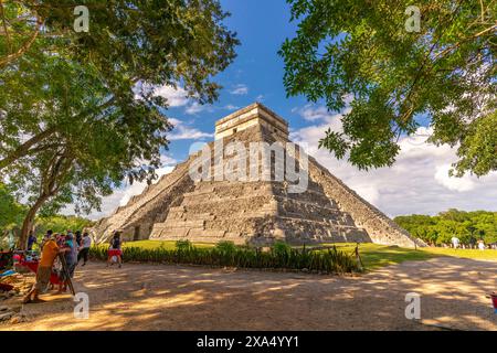 Blick auf El Castillo die Kukulkan-Pyramide, Maya-Ruine, Chichen Itza, UNESCO-Weltkulturerbe, Yucatan State, Yucatan Peninsula, Mexiko, Nordame Stockfoto