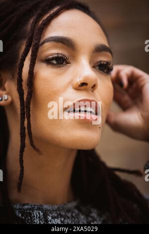 Porträt einer schönen Frau mit Dreadlocks, darunter ein helles Lächeln. Stockfoto
