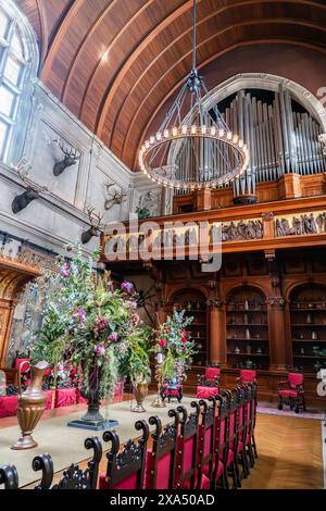 Asheville, North Carolina, USA – 16. Mai 2024: George Washington Vanderbilt Biltmore Estate. Wunderschöner Speisesaal mit gut erhaltenen Möbeln. Stockfoto