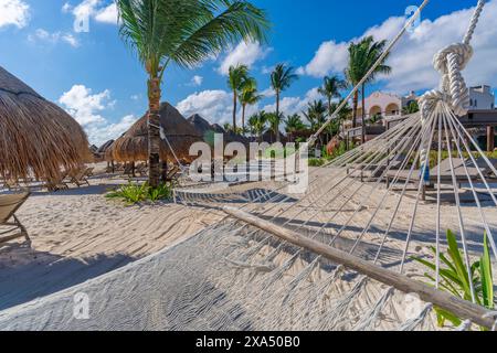 Blick auf die Hängematte am Strand von Puerto Morelos, Karibikküste, Yucatan Halbinsel, Riviera Maya, Mexiko, Nordamerika Copyright: FrankxFell 844-32993 R. Stockfoto