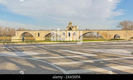 Avignon, Frankreich - 30. Januar 2016: Mittelalterliche Kapelle St. Nikolaus an der historischen Brücke Benezet über die Rhone am sonnigen Wintertag. Stockfoto