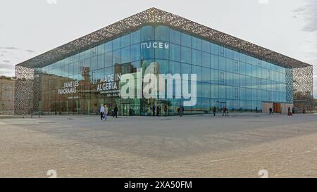 Marseille, Frankreich - 31. Januar 2016: Museum der Zivilisationen Europas und des Mittelmeers Mucem Modern Building an der Promenade Robert Laffont Winter Stockfoto