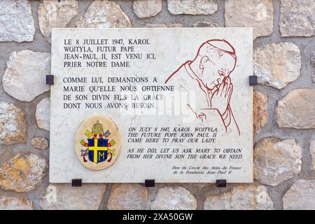 Marseille, Frankreich - 31. Januar 2016: Gedenktafel für Papst Johannes Paul II. Karol Wojtyla an der Steinmauer Notre Dame de la Garde. Stockfoto