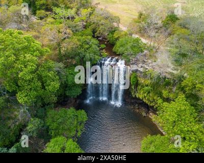 Ein Blick aus der Vogelperspektive auf den Wasserfall Llanos de Cortez in der üppigen Landschaft Costa Ricas Stockfoto