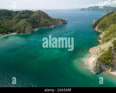 Ein Blick aus der Vogelperspektive auf die üppige Insel Tortuga, Costa Rica mit lebendiger grüner Vegetation Stockfoto