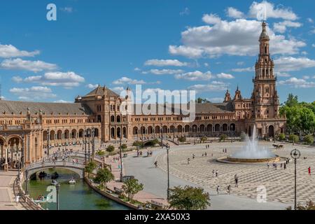 Aus der Vogelperspektive auf die berühmte Plaza de España in Sevilla, Spanien, an einem sonnigen Tag Stockfoto