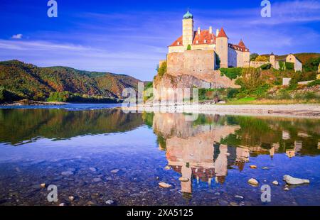 Wachau-Tal, Österreich. Kleine Burg Schönbühel oberhalb der Donau in der romantischen Herbstsonne, Niederösterreich. Stockfoto