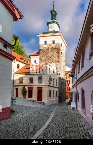 Loket, Tschechische Republik. Bezaubernde alte Straße in der mittelalterlichen Stadt und Blick auf den Schwarzen Turm. Stockfoto