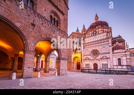 Bergamo, Italien. Charmante Piazza Duomo, Morgenbeleuchtung in Citta Alta, historische Lombardei. Stockfoto