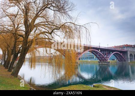 Slowenischen Landschaft. Maribor alte Brücke. Stadtpanorama. Stockfoto
