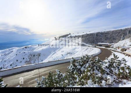 Winterpanorama vom italienischen Alpen. Ersten Weltkrieg Memorial Building umbenannt. Schnee Stockfoto