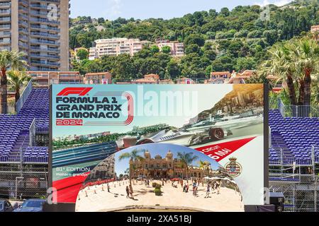 Großer Preis Von Monaco 2024. Formel 1 Grand Prix de Monaco Motorsport-Event. Leere Tribunes und Logo-Schild auf dem Circuit de Monaco. Stockfoto