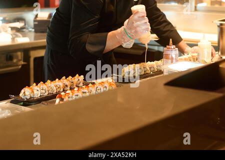 Ein Koch, der Sushi in einer Restaurantküche zubereitet Stockfoto