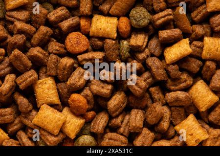 Eine Nahaufnahme von Trockenfutter für Hunde. Stockfoto