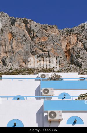 Klimaanlagen an der Wand der Ferienwohnungen auf der Insel Kalimnos - Griechenland Stockfoto