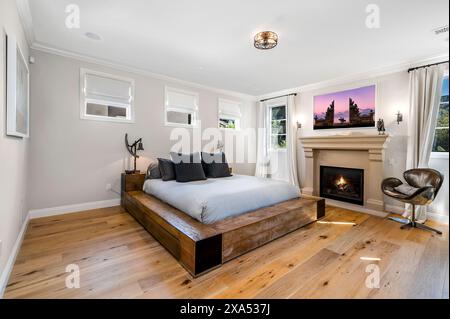 Minimalistisches Schlafzimmer mit Hartholzfußboden und weißen Wänden Stockfoto