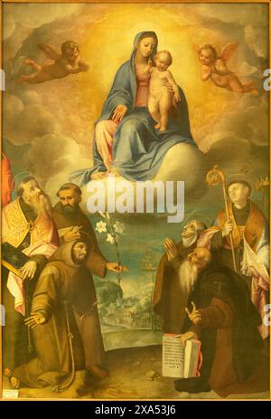 SPELLO, ITALIEN - 18. MAI 2024: Gemälde der Madonna mit den Heiligen in der Kirche Chiesa di San Severino von Durante Alberti (1595). Stockfoto