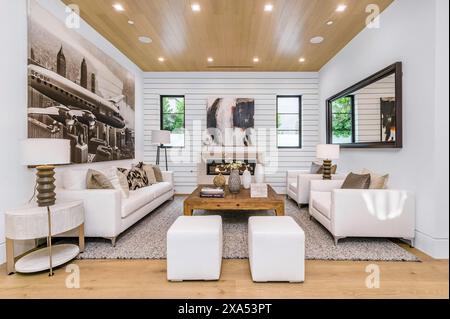 Ein modernes Wohnzimmer mit zwei Sofas, einem Couchtisch und Essstühlen Stockfoto