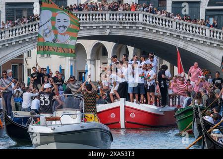 Venezia-Spieler feiern mit Fans die Beförderung zur Serie A auf dem Canal Grande in Venedig am 3. Juni 2024. Stockfoto