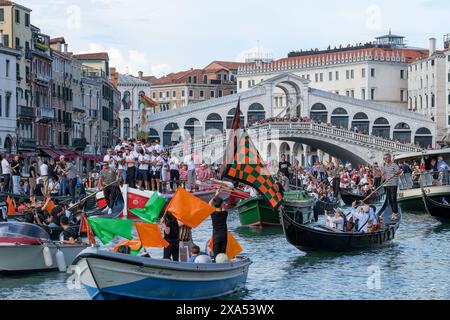 Venezia-Spieler feiern mit Fans die Beförderung zur Serie A auf dem Canal Grande in Venedig am 3. Juni 2024. Stockfoto