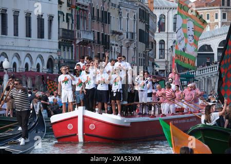 Venezia-Spieler feiern mit Fans die Beförderung zur Serie A auf dem Canal Grande in Venedig am 3. Juni 2024. Stockfoto