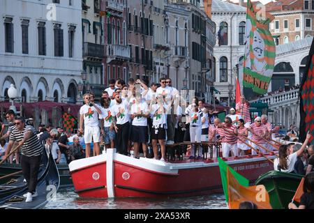 Venezia-Spieler feiern mit Fans die Beförderung zur Serie A auf dem Canal Grande in Venedig am 3. Juni 2024. Stockfoto