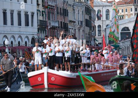 Venezia-Spieler feiern mit Fans die Beförderung zur Serie A auf dem Canal Grande in Venedig am 3. Juni 2024. Stockfoto