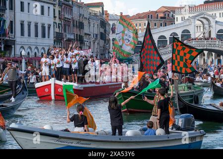 Venezia-Spieler feiern mit Fans die Beförderung zur Serie A auf dem Canal Grande in Venedig am 3. Juni 2024. Stockfoto