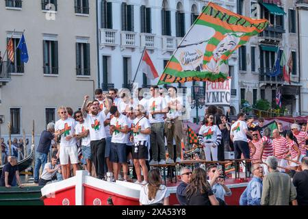 Venezia-Spieler feiern mit Fans die Beförderung zur Serie A auf dem Canal Grande in Venedig am 3. Juni 2024. Stockfoto