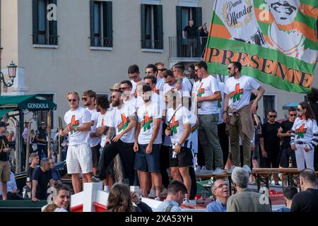 Venezia-Spieler feiern mit Fans die Beförderung zur Serie A auf dem Canal Grande in Venedig am 3. Juni 2024. Stockfoto