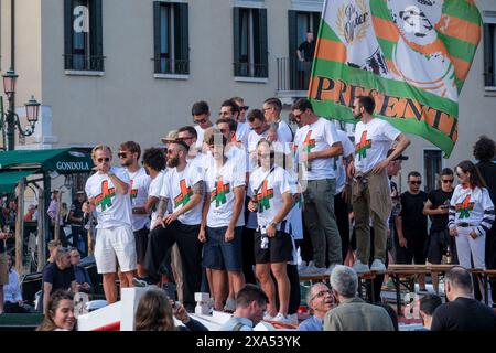 Venezia-Spieler feiern mit Fans die Beförderung zur Serie A auf dem Canal Grande in Venedig am 3. Juni 2024. Stockfoto