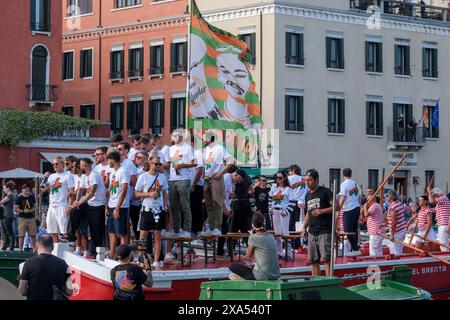 Venezia-Spieler feiern mit Fans die Beförderung zur Serie A auf dem Canal Grande in Venedig am 3. Juni 2024. Stockfoto