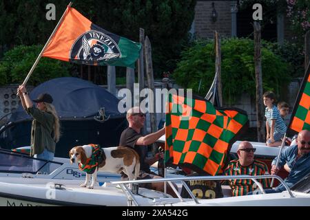 Venezia-Spieler feiern mit Fans die Beförderung zur Serie A auf dem Canal Grande in Venedig am 3. Juni 2024. Stockfoto