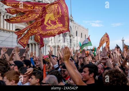 Venezia-Spieler feiern mit Fans die Beförderung zur Serie A auf dem Canal Grande in Venedig am 3. Juni 2024. Stockfoto