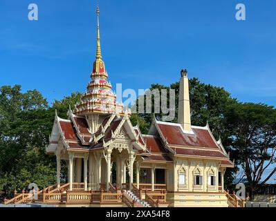 Ein thailändisches Krematorium in Wat Chalong, Phuket, Thailand. Stockfoto