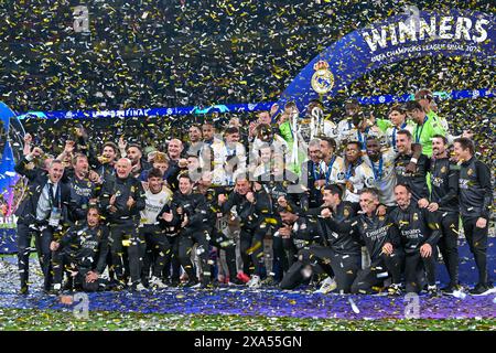 Die Spieler und Mitarbeiter von Real Madrid feiern ihren Sieg nach dem UEFA Champions League-Finale 2024 zwischen Dortmund und Real Madrid im Wembley-Stadion. Endpunktzahl: Dortmund 0:2 Real Madrid. Stockfoto