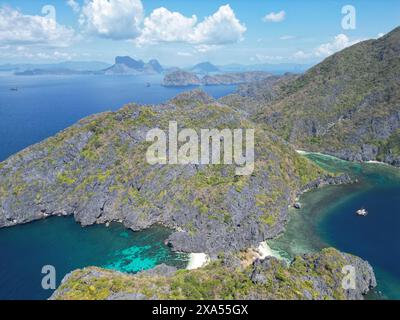 Ein Blick aus der Vogelperspektive auf eine grüne tropische Landschaft an einem sonnigen Tag Stockfoto
