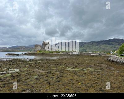 Eine alte Burg überblickt die Uferpromenade von einem Hügel in Schottland Stockfoto