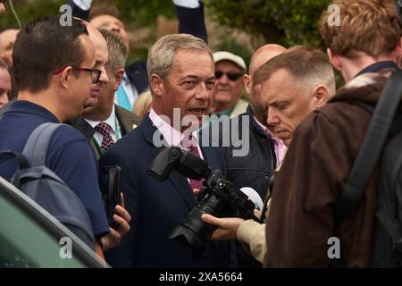 Nigel Farage startet 2024 die Wahlkampagne in Clacton on Sea, Essex. Als Vertreter der britischen Reformpartei kommt er an, um mit den Zuschauern zu sprechen Stockfoto