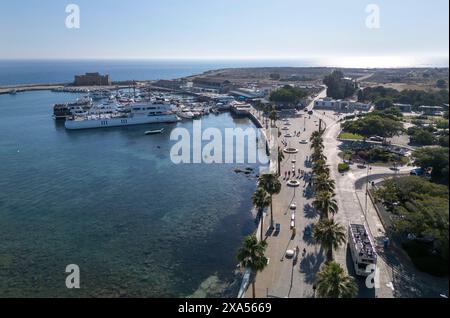 Blick aus der Vogelperspektive auf Paphos Hafen und Uferpromenade, paphos, Republik Zypern. Stockfoto