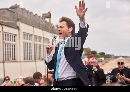 Nigel Farage startet 2024 die Wahlkampagne in Clacton on Sea, Essex. Vorgestellt von Richard Tice, Chairman of Reform UK. Stockfoto