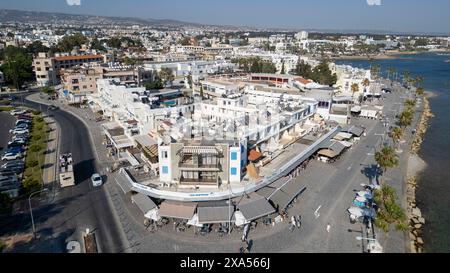 Blick aus der Vogelperspektive auf das Meer und die Promenade, Paphos, Republik Zypern. Stockfoto