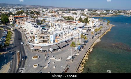 Blick aus der Vogelperspektive auf das Meer und die Promenade, Paphos, Republik Zypern. Stockfoto