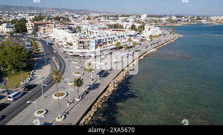 Blick aus der Vogelperspektive auf das Meer und die Promenade, Paphos, Republik Zypern. Stockfoto