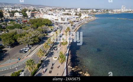 Blick aus der Vogelperspektive auf das Meer und die Promenade, Paphos, Republik Zypern. Stockfoto