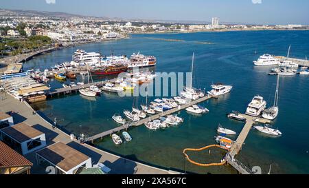 Blick aus der Vogelperspektive auf Paphos Hafen und Uferpromenade, paphos, Republik Zypern. Stockfoto