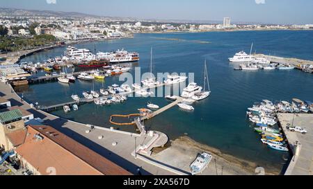 Blick aus der Vogelperspektive auf Paphos Hafen und Uferpromenade, paphos, Republik Zypern. Stockfoto